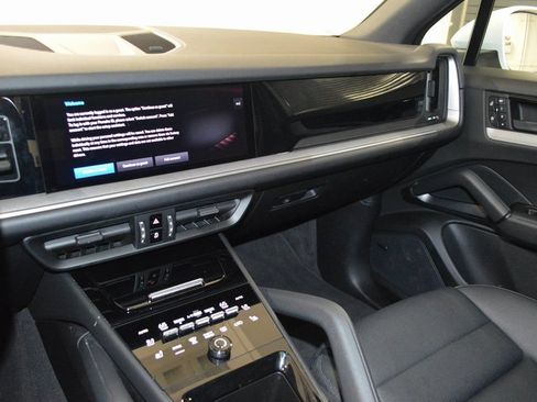 Certified 2025 Porsche Cayenne AWD/4WD image 25