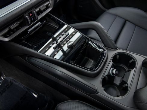 Certified 2025 Porsche Cayenne image 37