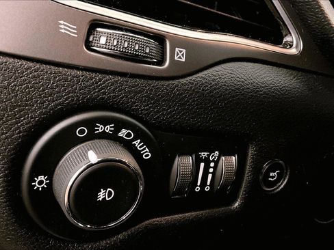 Used 2019 Jeep Cherokee Limited image 30