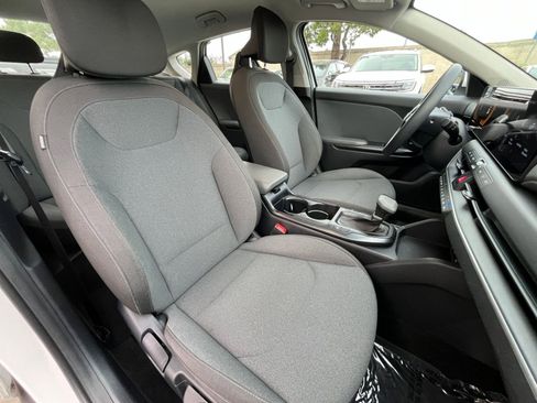 Used 2025 Kia K4 LXS image 37