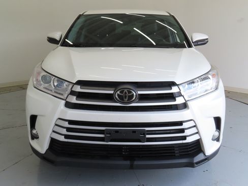 Used 2019 Toyota Highlander Plus FWD image 8