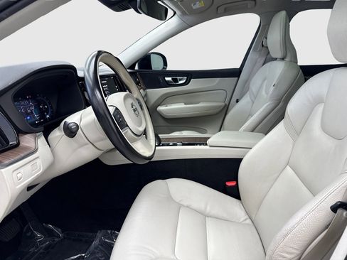 Used 2022 Volvo XC60 B5 Momentum w/ Protection Package Premier image 17
