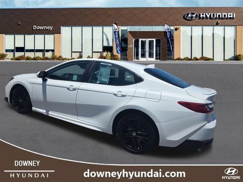 Used 2025 Toyota Camry SE FWD image 3