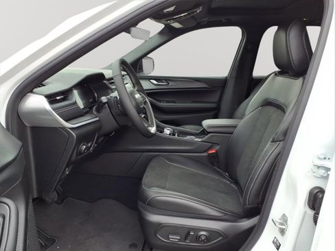 New 2025 Jeep Grand Cherokee 4WD image 9