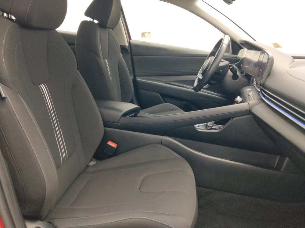 Used 2025 Hyundai Elantra SEL FWD image 21