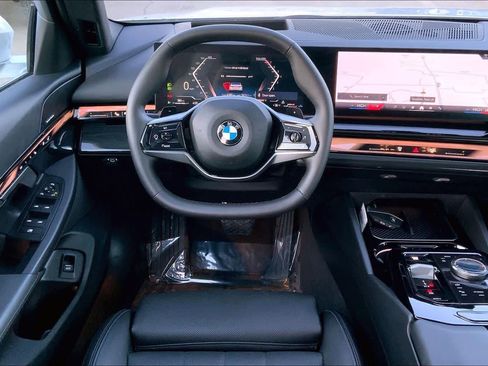 Used 2025 BMW 540i xDrive w/ Premium Package image 6