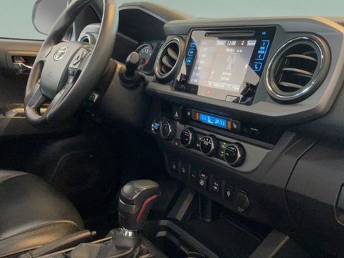 Used 2018 Toyota Tacoma TRD Off-Road AWD/4WD image 31