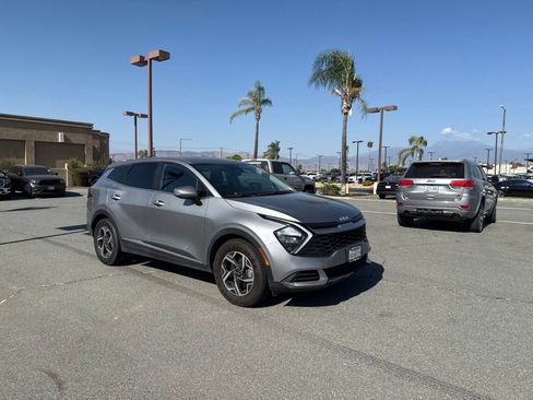 Used 2023 Kia Sportage LX FWD image 2