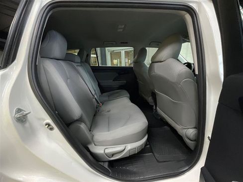 Used 2021 Toyota Highlander LE FWD image 27