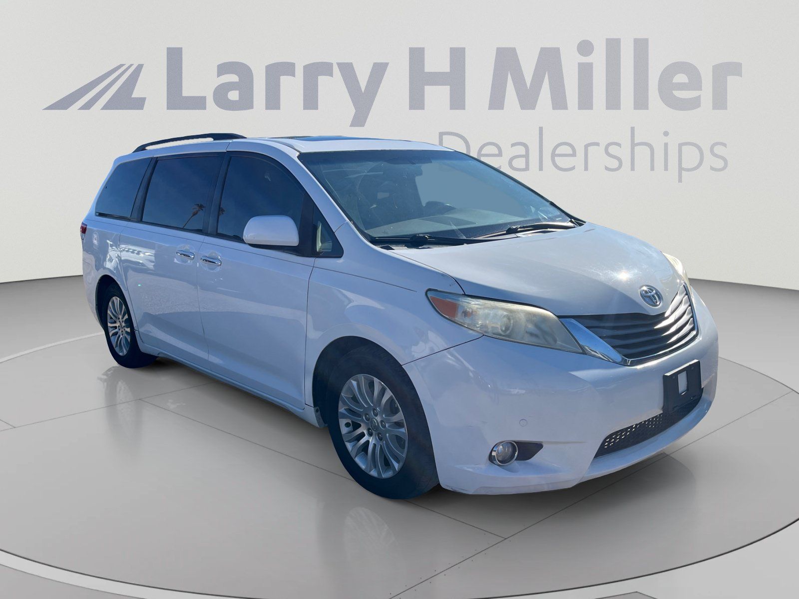 Used 2014 Toyota Sienna XLE w/ XLE Premium Package FWD image 7