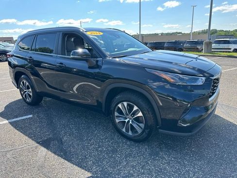 Used 2024 Toyota Highlander XLE FWD image 16