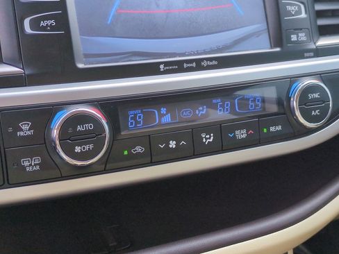 Used 2016 Toyota Highlander XLE AWD/4WD image 26