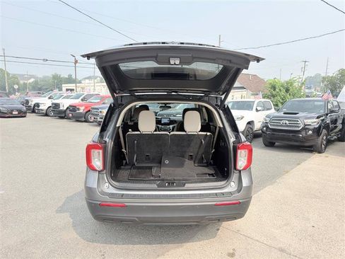 Used 2023 Ford Explorer XLT AWD/4WD image 4