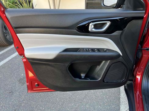 Used 2025 Jeep Compass Limited image 70