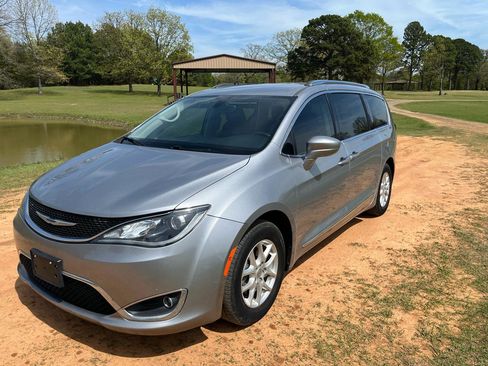 Used 2020 Chrysler Pacifica Touring-L image 4