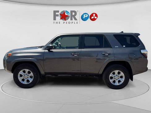Used 2017 Toyota 4Runner SR5 AWD/4WD image 10