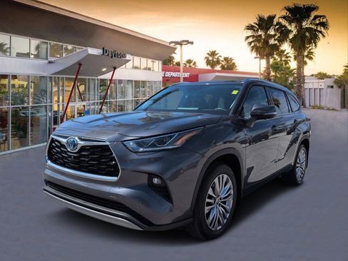 Used 2024 Toyota Highlander Platinum FWD image 7