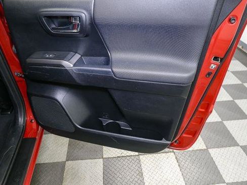 Used 2017 Toyota Tacoma TRD Sport image 23