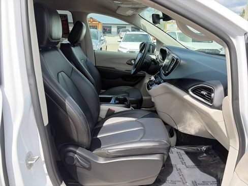 Used 2024 Chrysler Pacifica Touring-L FWD image 23
