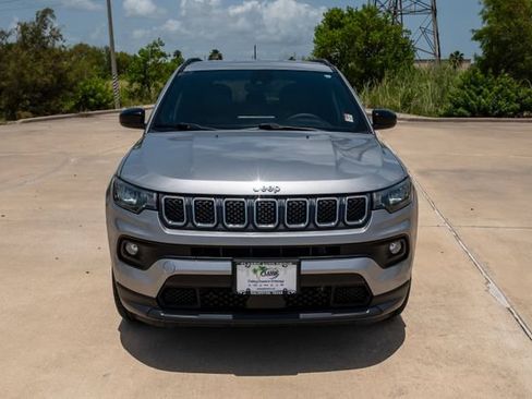 Used 2023 Jeep Compass Latitude AWD/4WD image 2