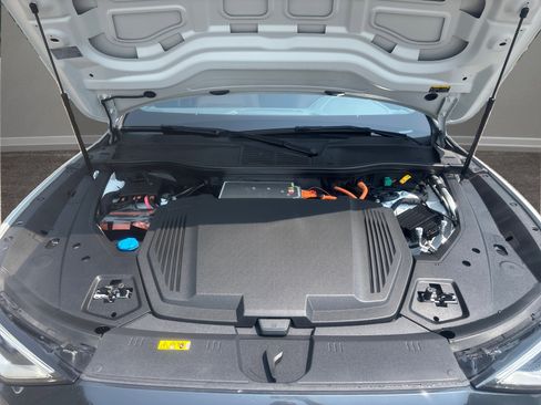 Used 2024 Audi Q8 e-tron Premium Plus w/ Premium Plus Package image 32