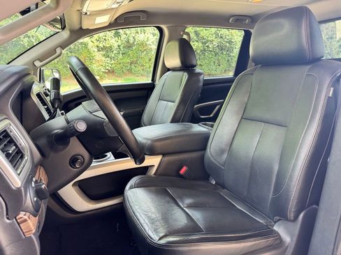 Used 2019 Nissan Titan SL image 18