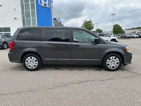Used 2019 Dodge Grand Caravan SE FWD image 2