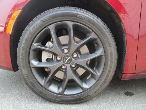 Used 2023 Chrysler Pacifica Touring-L w/ S Appearance Package AWD/4WD image 9