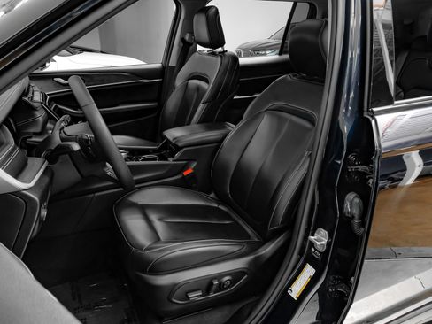 Used 2023 Jeep Grand Cherokee L Limited AWD/4WD image 36