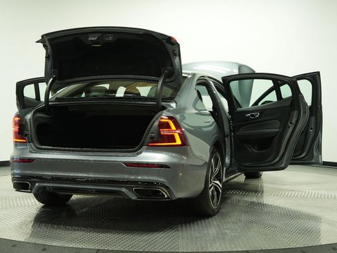 Used 2019 Volvo S60 T5 R-Design FWD image 12