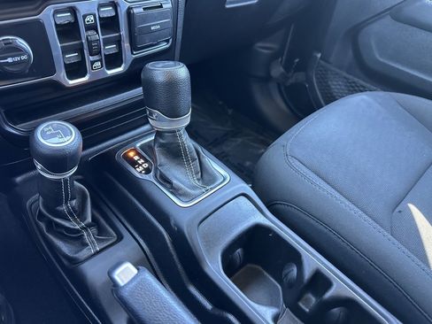 Used 2020 Jeep Wrangler Unlimited Sahara image 23