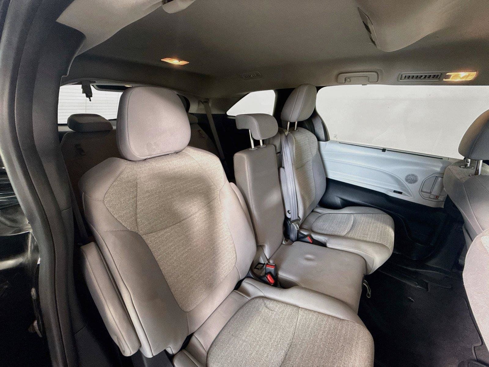 Used 2025 Toyota Sienna LE FWD image 31