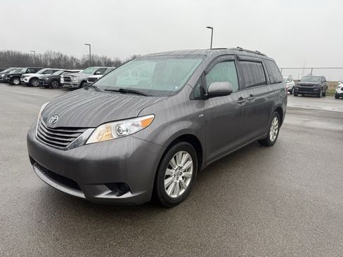 Used 2017 Toyota Sienna LE image 3