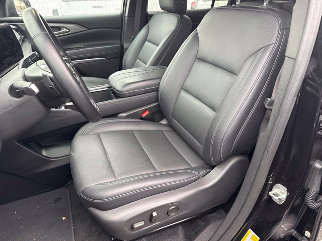 Used 2025 Chevrolet Traverse LT FWD image 14