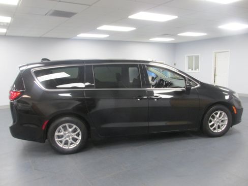 Used 2023 Chrysler Pacifica Touring-L FWD image 4