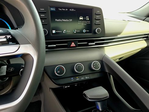 Certified 2026 Hyundai Elantra SE FWD image 13