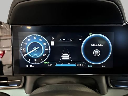 New 2025 Hyundai Elantra Limited image 32