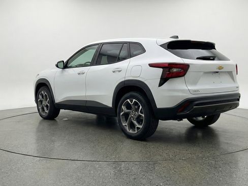 Used 2025 Chevrolet Trax LT w/ LT Convenience Package image 6