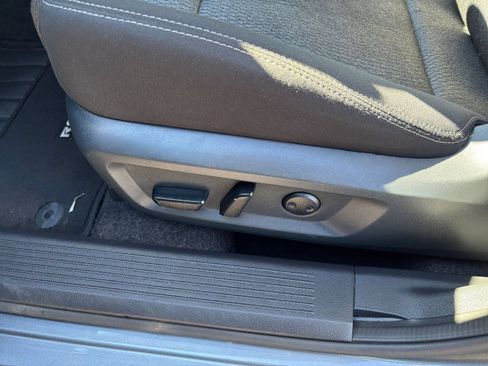 Used 2025 Nissan Rogue SV FWD image 22