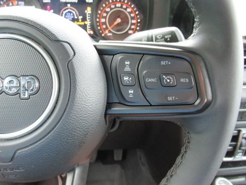 Used 2025 Jeep Gladiator Sport AWD/4WD image 27