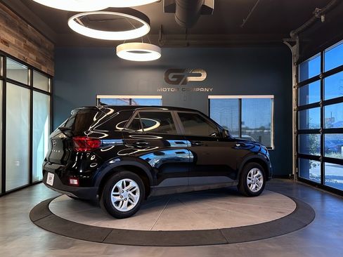 Used 2021 Hyundai Venue SE image 3