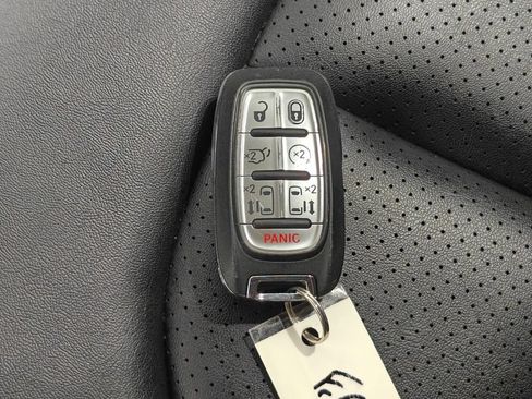 Used 2024 Chrysler Pacifica Touring-L FWD image 10