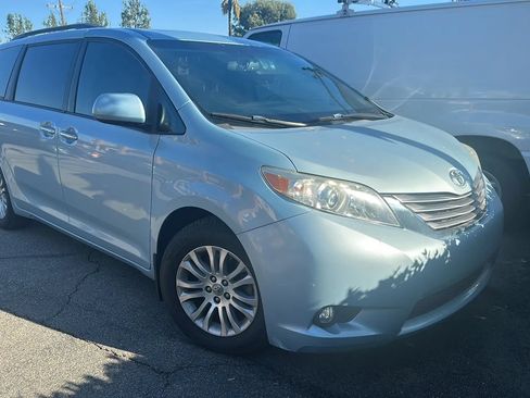 Used 2017 Toyota Sienna Limited FWD image 1