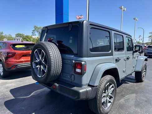 Used 2024 Jeep Wrangler Unlimited w/ Convenience Group AWD/4WD image 8
