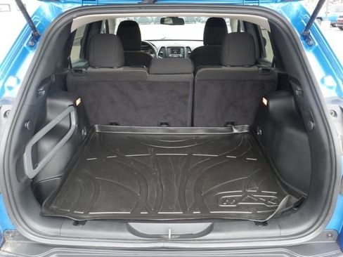 Used 2017 Jeep Cherokee Sport FWD image 7
