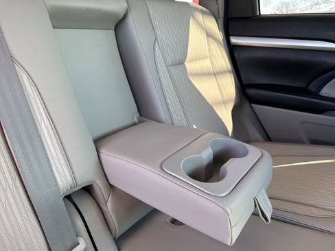 Used 2018 Toyota Highlander Plus image 38