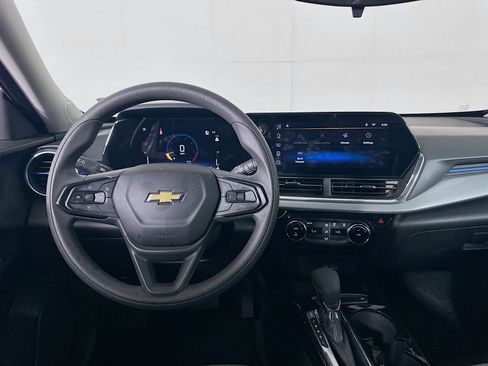Used 2025 Chevrolet Trax LT FWD image 17