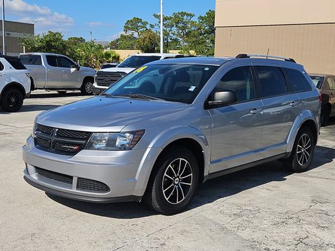 Used 2018 Dodge Journey SE w/ Connectivity Group image 2