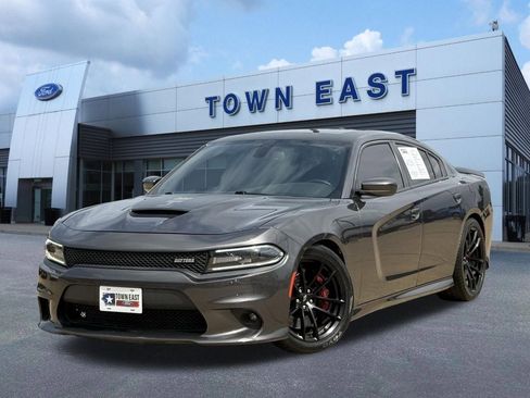 Used 2018 Dodge Charger R/T RWD image 1