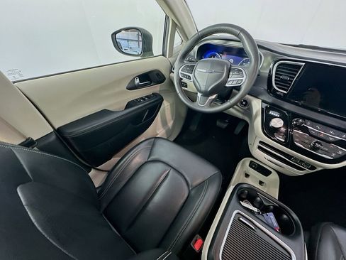 Used 2023 Chrysler Pacifica Touring-L FWD image 9